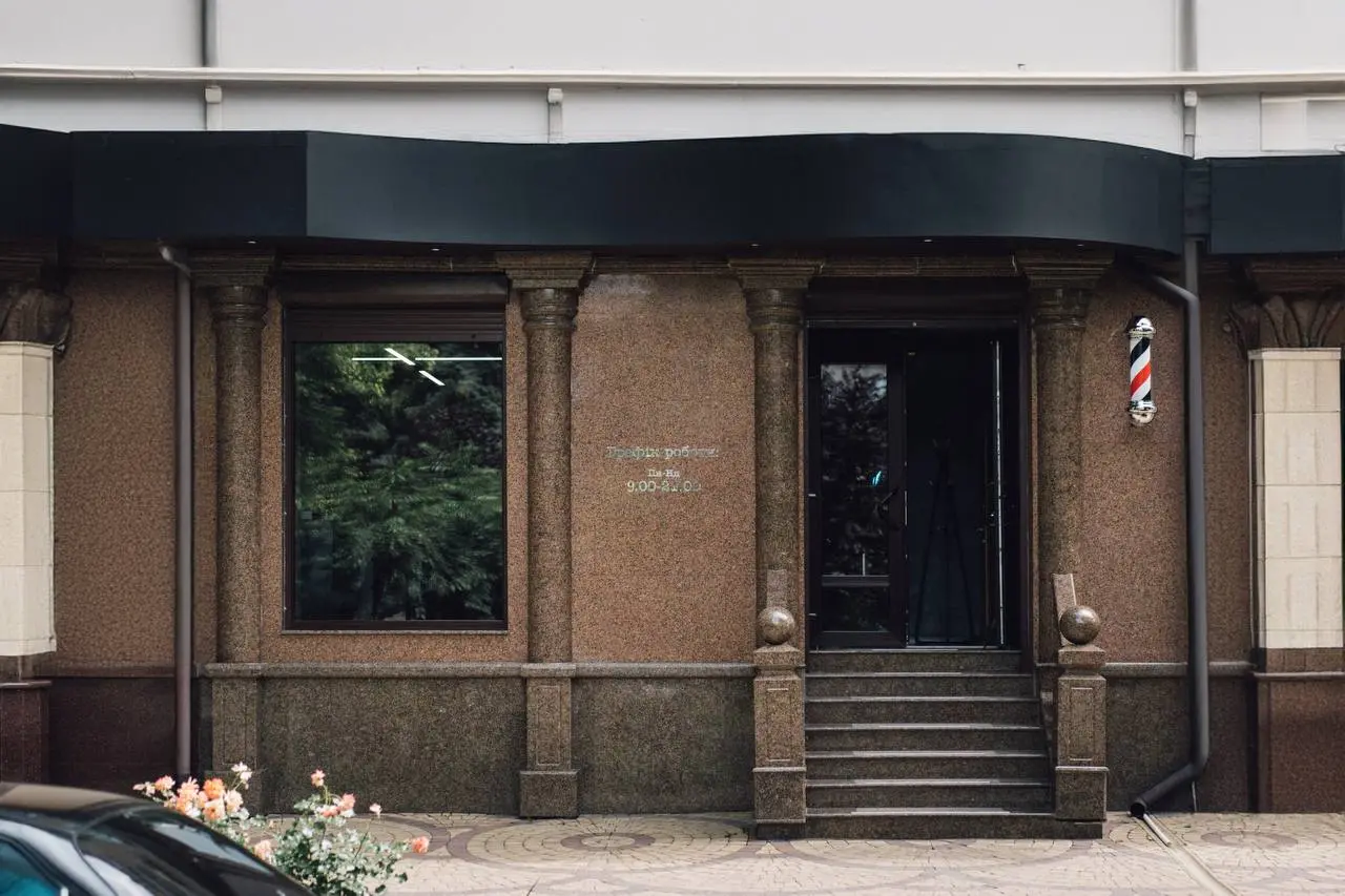 Фасад барбершопу ЗМІНА з класичним барбер-стовпом